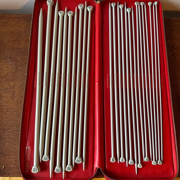 Vintage Art Vintage Set Of Bernat Aero Knitting Needles Red Storage Case Made In England